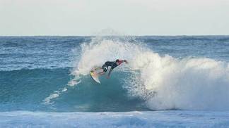 Medina faz sua parte, avança para terceira rodada no Havaí e segue sonhando com título mundial Gabriel Medina, na etapa de Pipeline, no Havaí, no Mundial de surfe
