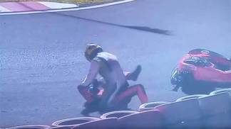 Corrida de kart acaba com piloto da equipe de Felipe Massa trocando socos com rival na pista 500 Milhas de Kart em São Paulo acabou em briga na pista