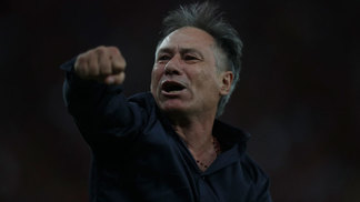 Após pedir demissão, técnico volta atrás e segue no Independiente Técnico do Independiente, Ariel Holan comemora conquista da Sul-Americana