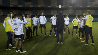 Pedra no sapato? Corinthians terá de superar retrospecto negativo contra argentinos diante do Racing Carille conversa com o elenco do Corinthians, na Argentina