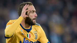 Core 'ngrato: Higuaín marca, Juventus impõe 1ª derrota ao Napoli no Italiano e encosta no rival Higuaín comemora gol da Juventus contra o Napoli, nesta sexta-feira