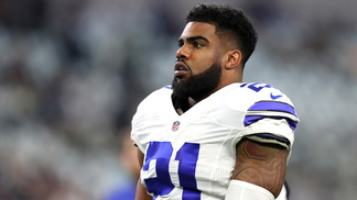 Juiz concede nova liminar, e Ezekiel Elliott está livre para jogar pelos Cowboys novamente Ezekiel Elliott vai perder US$ 2 milhões com a suspensão