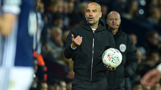 Guardiola critica Copa da Liga Inglesa: 'É um desperdício de energia' Pep Guardiola durante a vitória do Manchester City sobre o West Bromwich na Copa da Liga Inglesa