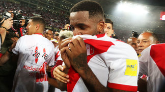 Fim da esperança para Itália e Chile: projeto de lei é retirado, e Peru jogará a Copa Farfán Comemora Peru Nova Zelândia Repescagem Copa-2018 15/11/2017