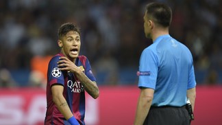 Regra do futebol vai mudar e diferenciar lances de mão de atacante e zagueiro; entenda Neymar após ter gol anulado por toque no braço durante a final da Champions de 2015