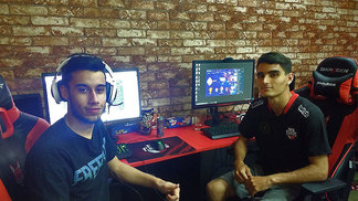 Um dia como profissional: acompanhamos os treinos de jogadores de 'X1' na Red Canids Júlio (esq.) e Victor (dir.) em seus computadores na gaming house da Red Canids