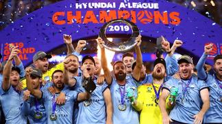 Mais de 50 mil pessoas viram o campeão australiano não acertar o gol na final, marcada por erro absurdo do VAR Jogadores do Sydney comemoram o quarto Campeonato Australiano do clube