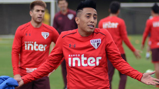 Cueva sai em defesa de Guerrero: 'Estão lhe cortando as pernas' Cueva durante treino do São Paulo, nesta quarta-feira