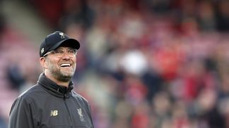 A incrível entrevista de Eriksen, o sorriso de Klopp e nossa distante realidade Jurgen Klopp durante derrota do Liverpool para o Barcelona, no Camp Nou