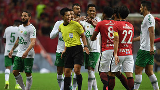 Com pênalti e polêmica no fim, Chapecoense perde para time japonês e é vice da Copa Suruga Jogadores da Chapecoense reclamam contra árbitro por pênalti dado aos Red Diamonds