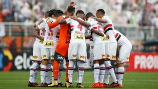 Número de times na luta contra rebaixamento diminui, e chance de São Paulo cair despenca Jogadores do São Paulo antes da partida contra o Flamengo no Pacaembu