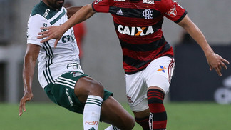 Cruzeiro 'curtindo a vida adoidado', Flamengo na 'hora da colheita' e Palmeiras 'dono da bola': as finanças dos clubes segundo estudo de banco Éverton Ribeiro é marcado por Thiago Santos durante Flamengo x Palmeiras, em 2018