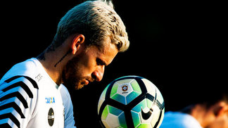 Jornal: Três gigantes europeus brigam para contratar Lucas Lima Lucas Lima Treino Santos 08/09/2017