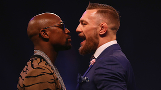 Arena lotada apoia McGregor, que já propõe revanche no octógono; Mayweather toca até música contra 'desistente' Mayweather e McGregor trocaram agressões verbais num ringue em Londres
