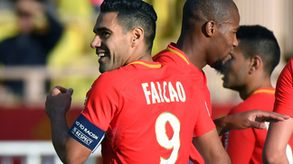Após dura derrota na Champions, Monaco mira liderança do Francês Falcao marcou dois e foi o destaque da vitória do Monaco