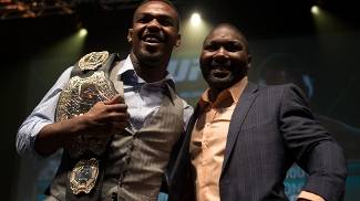 Ele foi de seleção a encostado no Corinthians. Hoje, renasce como paredão no Carioca Jon Jones e Anthony Johnson durante evento para promover o UFC 187