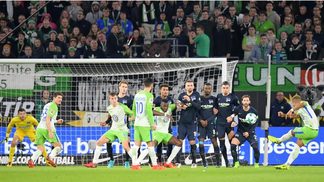 Wolfsburg empata no Alemão pela sétima vez consecutiva Daniel Didavi cobra falta para o Wolfsburg contra o Hertha Berlim
