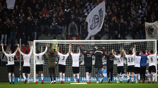 Em jogo de boas defesas e golaço, Frankfurt vence Werder Bremen e sobe na tabela Jogadores do Frankfurt agradecem aos torcedores pelo apoio