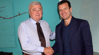Cúpula da CBF consultou Ricardo Teixeira antes de contratar Dunga e ouviu que foi erro demiti-lo em 2010 Dunga cumprimenta Ricardo Teixeira, presidente da CBF em 2006