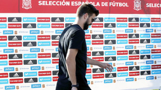 Espanha escala 'brasileiro' para enfrentar polêmica sobre Piqué e o irrita: 'Não estamos aqui para falar de política’ Piqué Apresentação Espanha 02/10/2017