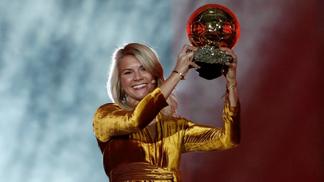 A taça que precisamos levantar é a do respeito ao futebol feminino Ada Hegerberg recebe Bola de Ouro