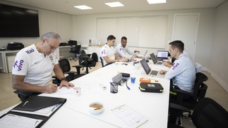 Entre a vontade e a realidade, seleção brasileira busca "jogar bonito" Comissão técnica da seleção brasileira reunida