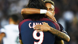 90% dos gols com assistências de companheiros ou em pênaltis: a vida fácil de Cavani no PSG Neymar Cavani Comemoram Gol PSG Saint-Etienne 25/08/2017