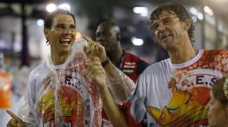 Raquete nas mãos e samba no pé: Rafael Nadal e Gustavo Kuerten desfilam pela Viradouro Craques com a raquete nas mãos, Nadal e Guga arriscaram um samba no pé