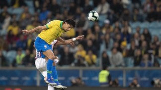 Foi suficiente para os pênaltis, mas não é o suficiente para a seleção brasileira Marquinhos disputa pelo alto