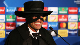Após classificação em grupo de City e Napoli, técnico cumpre promessa e vai para coletiva vestido de Zorro Paulo Fonseca Zorro Coletiva Shakhtar Donetsk Champions 06/12/2017