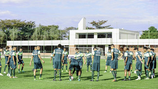 Em confronto de quem briga para subir contra quem não quer cair, América recebe o Figueirense Jogadores do América-MG treinam após empate com o ABC