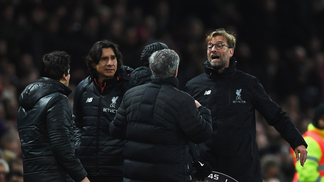 Klopp ignora provocações de Mourinho: “Não estou interessado no que diz” Klopp e Mourinho discutem na beira do gramado, durante partida da Premier League