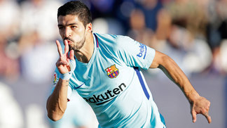 Suárez encerra jejum, Paulinho marca, Barça vence 4ª seguida e segue imparável na liderança Luis Suárez Comemora Gol Barcelona Leganés Campeonato Espanhol 18/11/2017