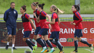 Acusado de racismo, técnico da seleção inglesa feminina de futebol deve deixar o cargo Sampson é técnico da seleção inglesa feminina desde 2013
