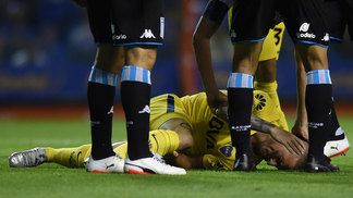 Benedetto inicia recuperação após lesão, mas crê que não irá à Copa Darío Benedetto rompeu ligamento do joelho direito