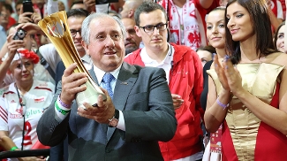 Após gastança de Ary Graça, governo corta dinheiro do vôlei Ary Graça, presidente da FIVB, com o troféu do Mundial de vôlei, na Polônia