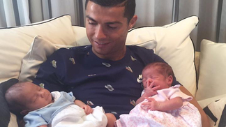 Cristiano Ronaldo apresenta seus filhos gêmeos; veja Cristiano Ronaldo agora é pai de gêmeos