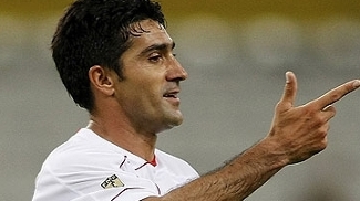 Com time misto, Real Madrid goleia vice-lanterna, passa Barcelona e assume 2º lugar Sinha é brasileiro, mas jogou a Copa do Mundo de 2006 pelo México. Defenderá o Toluca na Libertadores