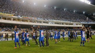 O Re-Pa do Século teve casa cheia, bom jogo e rival eliminado Jogadores do Paysandu comemoram a vitória e a classificação
