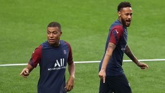Não é só por domingo: Neymar trocar Mbappé por Messi seria burrice Neymar e Mbappé, em treino do PSG