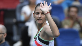 Principal favorita, Pliskova sofre na estreia, mas vence chinesa e avança em Tashkent Karolina Pliskova acena após vencer em sua estreia no WTA de Tashkent