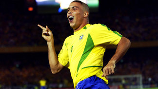 Atacante argentino de R$ 334 milhões conta como Ronaldo 'Fenômeno' o ensinou a fazer gols Ronaldo Fenomeno Comemora Gol Brasil Alemanha Final Copa do Mundo 30/06/2002