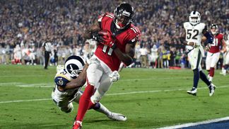 Falcons seguram ataque dos Rams, vencem e encaram Eagles Julio Jones marca o último TD do jogo
