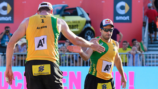 Duplas brasileiras continuam com bom desempenho no Mundial de vôlei de praia A dupla brasileira Alison e Bruno Schimidt, durante o Mundial de 2017