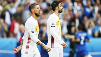 Companheiros, rivais, amigos? Sergio Ramos revela ter superado 'relação conturbada' com Piqué Piqué Sergio Ramos Espanha Itália Euro-2016 27/06/2016