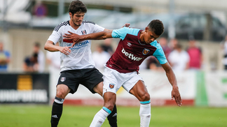 Com Piazon titular, Fulham perde para o West Ham; Torino vence fora de casa Lucas Piazon (esq.) e Ashley Fletcher (dir.) em disputa de bola durante o amistoso desta quinta-feira.