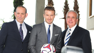 A loucura do futebol nos EUA: comprar uma franquia já custa quase R$ 500 milhões e tem fila de espera Beckham e Don Garber, à esquerda