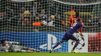 Marcos exalta Fernando Prass e revela que Luxa já lhe pediu para bater pênalti Mbemba sai para comemorar o gol do Anderlecht sobre o Galatasaray de Muslera