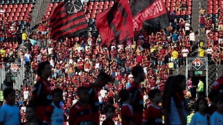 Temendo segurança, vereadores do Rio querem barrar Flamengo x Vasco na Ilha do Urubu Arquibancadas centrais com muitas cadeiras vazias no jogo Flamengo x Sport, na Ilha do Urubu