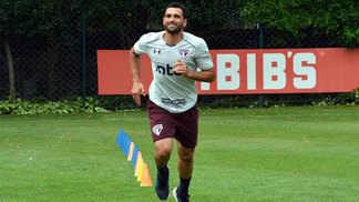 Dorival faz treino técnico e ainda não arma equipe para domingo; Gilberto inicia transição no campo Gilberto realiza atividade no CT tricolor nesta sexta-feira